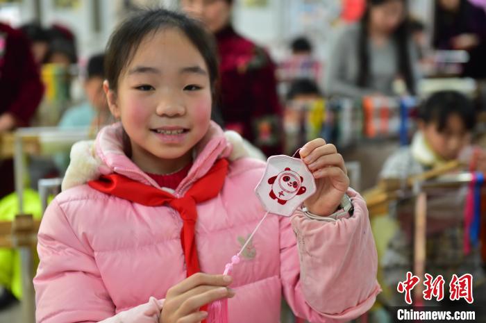 圖為一名小學(xué)生繡制的2022年北京冬奧會(huì)吉祥物“冰墩墩”形象?！∮髟屏?攝