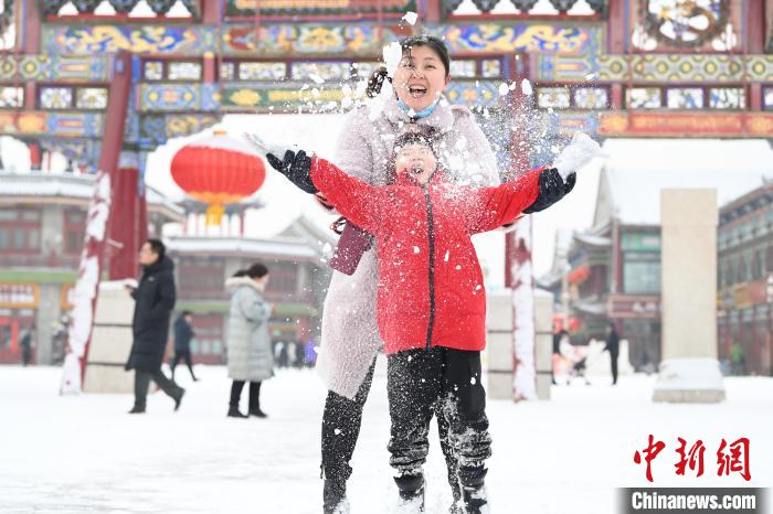 2月13日，家長(zhǎng)與小朋友在呼和浩特市大召?gòu)V場(chǎng)享雪趣?！⑽娜A 攝