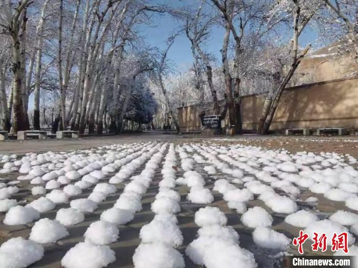 圖為春雪過后的莫高窟美不勝收。　周斌全 攝