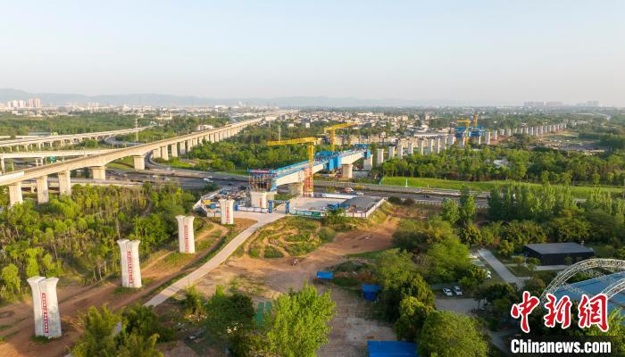 航拍正在建設的成都至自貢高速鐵路跨成都繞城高速公路連續(xù)梁施工現(xiàn)場。　劉忠俊 攝