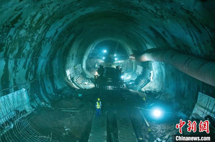 正在掘進中的龍泉山1號隧道?！⒅铱?攝