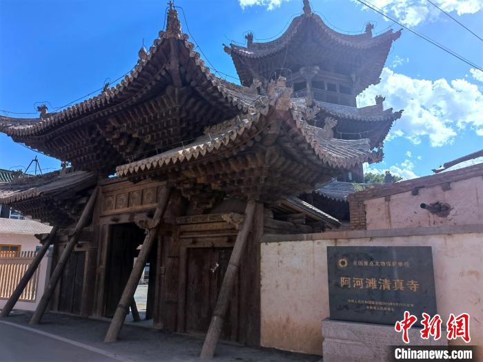 圖為集漢、藏、伊斯蘭風格于一體的700年歷史的全國重點保護文物——阿河灘清真寺。　張海雯 攝