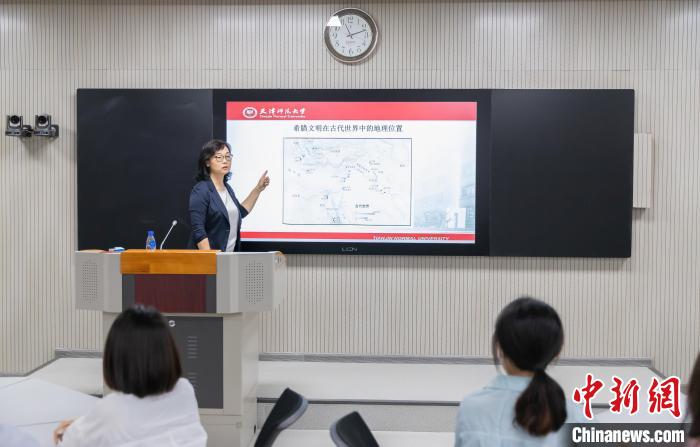 天津師范大學(xué)跨文化與世界文學(xué)研究院院長、教授郝嵐正在為同學(xué)們上課?！⊥踉谟?攝