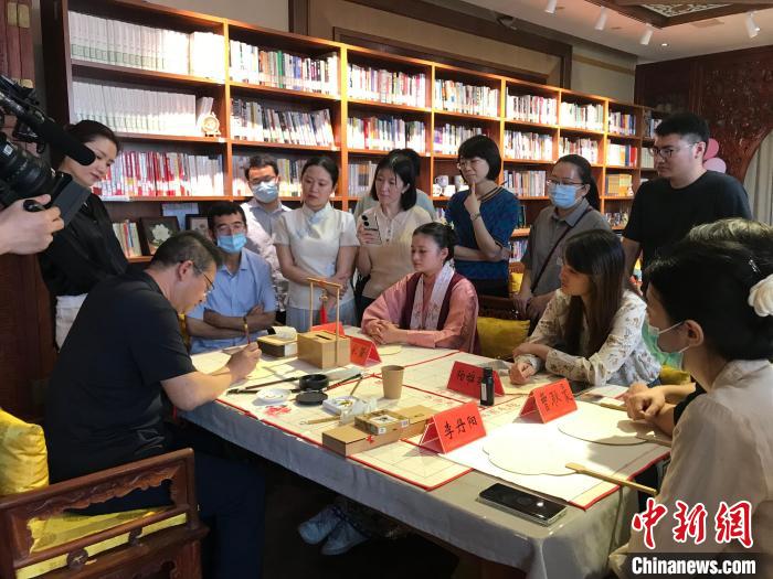 9月14日，“月動臨秋扇”中華傳統(tǒng)文化沉浸式體驗活動在北京紀(jì)曉嵐故居舉辦。 陳建新 攝 陳建新 攝