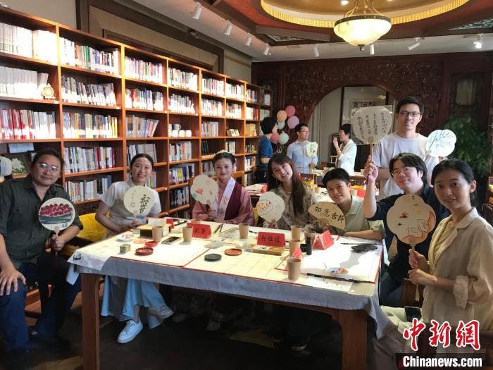 9月14日，“月動臨秋扇”中華傳統(tǒng)文化沉浸式體驗活動在北京紀(jì)曉嵐故居舉辦。陳建新 攝 陳建新 攝