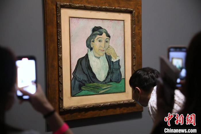 觀眾欣賞梵高畫作《阿爾勒婦女(吉努夫人肖像)》?！埡鄠?攝