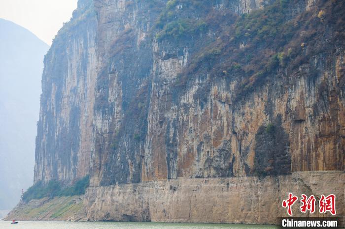 圖為瞿塘峽兩岸壯麗景致?！×簹J卿 攝