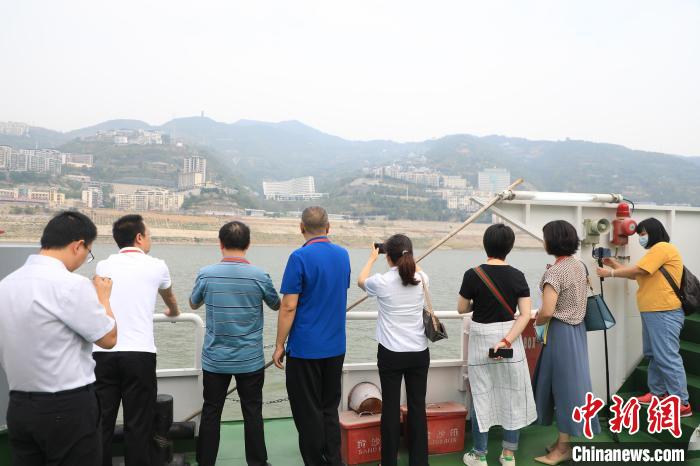 重慶市政協(xié)“同心聚力巴渝行”主題采訪團(tuán)15日走進(jìn)奉節(jié)，了解當(dāng)?shù)卣f(xié)委員護(hù)江成效?！×簹J卿 攝