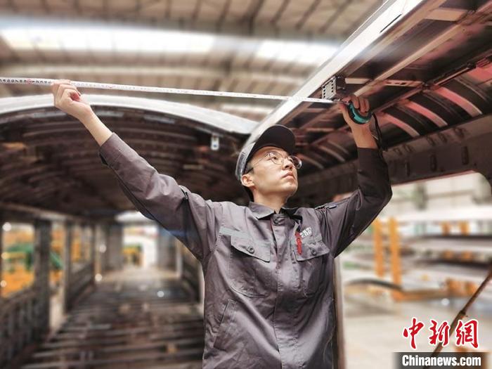 王漢卿在安裝車頂二次骨架吊?！∈茉L者供圖