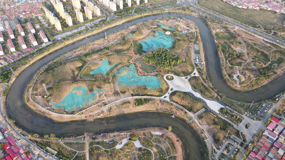 　圖為4月30日拍攝的河北滄州市區(qū)的大運河“Ω”形河道。新華社發(fā)(傅新春 攝)