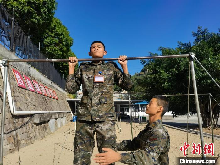 新兵尤云龍正在進行器械訓練?！●R濤 攝