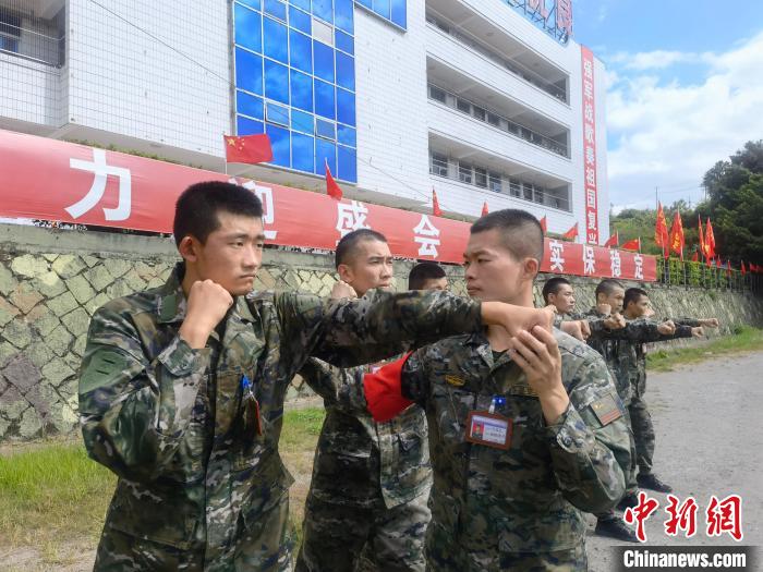 新兵尤云龍(左)不斷向一名合格軍人蛻變?！￡愴?攝