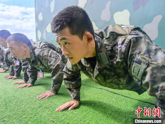 尤云龍正在和戰(zhàn)友進行體能訓練?！×志杆?攝