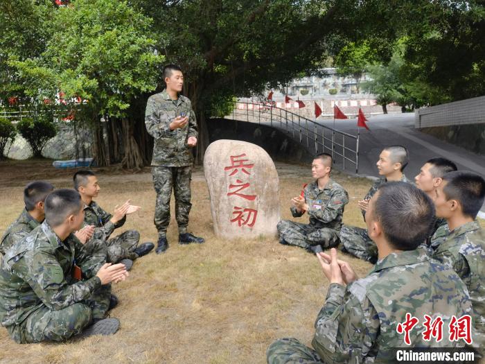 尤云龍為戰(zhàn)友講述父輩保家衛(wèi)國的故事?！＄姛樋?攝