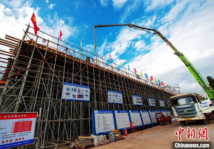 圖為渝昆高鐵云南段境內(nèi)首座大橋連續(xù)梁混凝土澆筑施工現(xiàn)場?！『螀矽i 攝