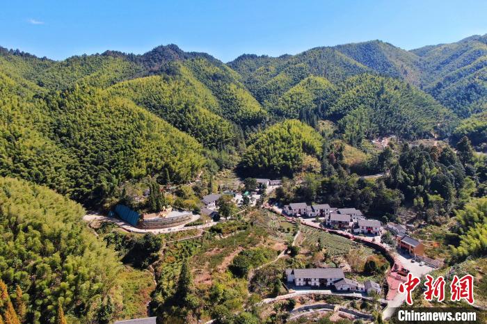 航拍江西井岡山市神山村，青山環(huán)繞，風景秀美?！⒘?攝