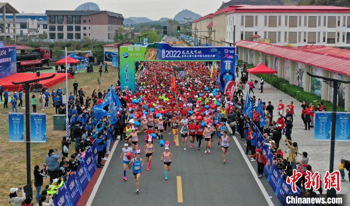 2022年龍虎山半程馬拉松鳴槍開(kāi)跑。　劉志琨 攝