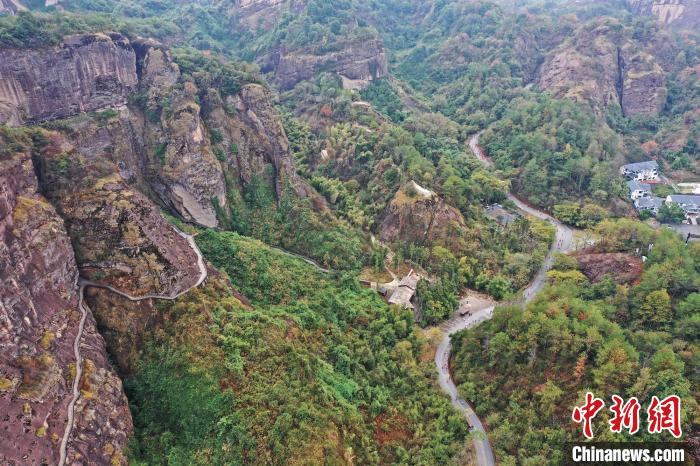 2022年龍虎山半程馬拉松鳴槍開(kāi)跑?！⒅剧?攝