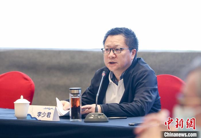 《詩刊》社主編李少君發(fā)言?！∠计挚h融媒體中心 供圖