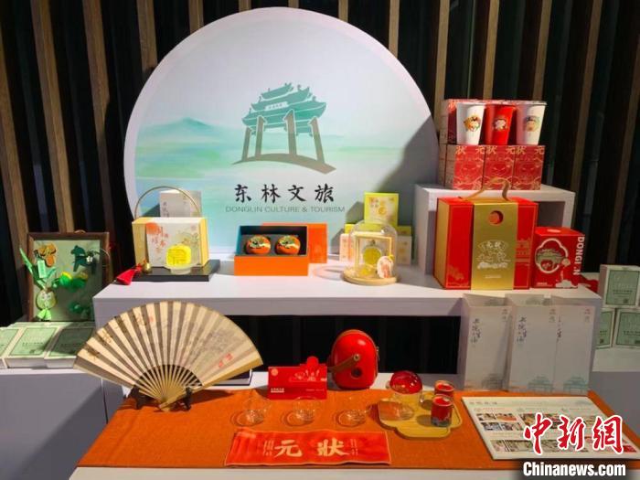 發(fā)展論壇現(xiàn)場展出的無錫城市文創(chuàng)作品。　孫權(quán) 攝