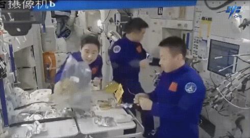 神舟十四號航天員在軌品嘗美食。圖片來源：中國載人航天工程辦公室官方微信