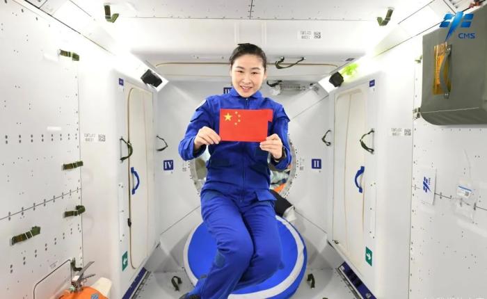 航天員劉洋背后是問天實(shí)驗(yàn)艙睡眠區(qū)。圖片來源：中國載人航天工程辦公室官方微信
