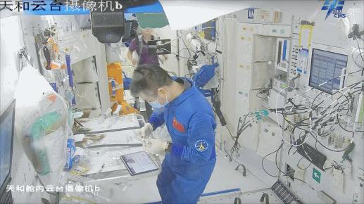 開展水樣微生物檢測。圖片來源：中國載人航天工程辦公室官方微信