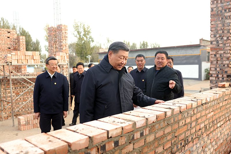 2023年11月10日，習(xí)近平總書記在河北保定涿州市刁窩鎮(zhèn)萬全莊村房屋重建施工現(xiàn)場(chǎng)考察。