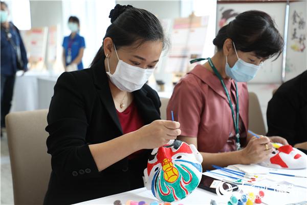展覽會(huì)現(xiàn)場(chǎng)，泰國(guó)民眾體驗(yàn)畫臉譜。人民網(wǎng)記者 趙益普攝
