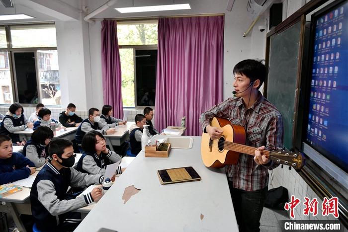 圖為3月16日，張家豪在福建福州延安中學教學。 <a target='_blank' href='/'><p  align=