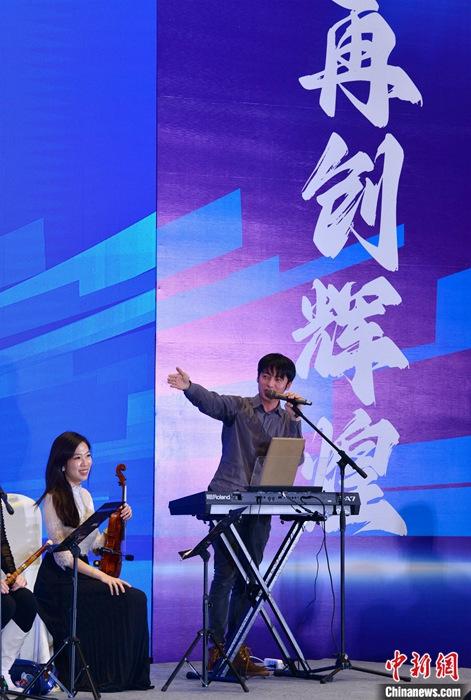 圖為3月9日，福建福州，張家豪(右)與林佳臻在臺上演出。 <a target='_blank' href='/'><p  align=