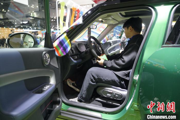 圖為觀眾在展會試駕車輛?！⑿?攝