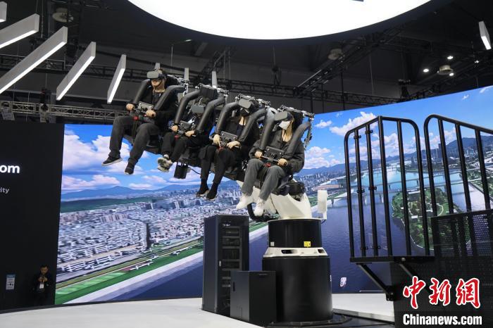 圖為觀眾在展會模擬體驗未來城市空中移動出行方式?！⑿?攝