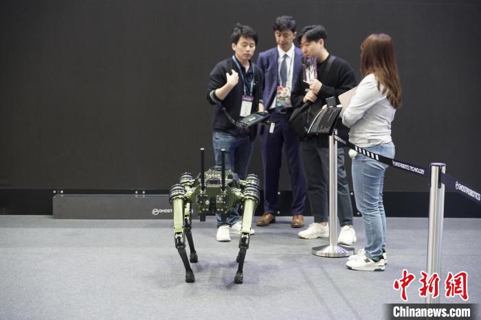圖為觀眾在展會參觀機器人。　劉旭 攝
