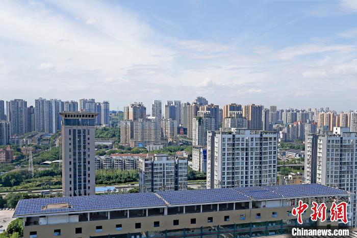圖為輝騰能源在重慶市九龍坡區(qū)留學(xué)生創(chuàng)業(yè)園屋頂建設(shè)的光伏發(fā)電示范項(xiàng)目。　受訪企業(yè)供圖