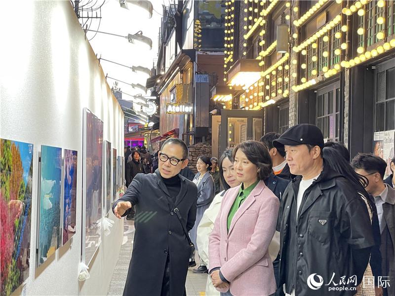 韓國中小風(fēng)險(xiǎn)企業(yè)部長官李永參觀梨泰院街頭藝術(shù)展。實(shí)習(xí)生 許鵬飛攝