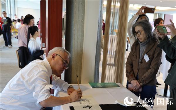 “聯(lián)合國(guó)中文日”慶祝活動(dòng)上進(jìn)行了書(shū)法等中國(guó)文化展示。人民網(wǎng)記者 尚凱元攝