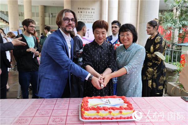 活動現(xiàn)場，田敏總領事與里約天主教大學孔子學院中外方院長共同切蛋糕祝賀中文日活動成功舉辦。人民網(wǎng)記者時元皓 攝