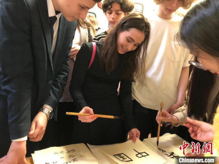 4月21日，莫斯科國立語言大學(xué)孔子學(xué)院附屬中學(xué)舉辦“國際中文日”活動，學(xué)生們學(xué)寫漢字?！∧箍茋⒄Z言大學(xué)孔子學(xué)院 供圖