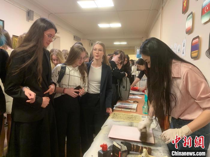 4月21日，莫斯科國立語言大學(xué)孔子學(xué)院附屬中學(xué)舉辦“國際中文日”活動，學(xué)生們體驗雕版印刷。　莫斯科國立語言大學(xué)孔子學(xué)院 供圖