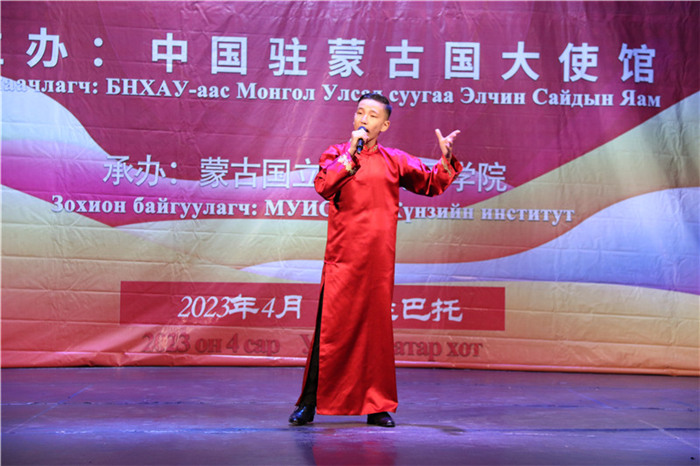 一等獎選手賀希格中學的包勒爾德表演貫口《玲瓏塔》。蒙古國立大學孔子學院供圖