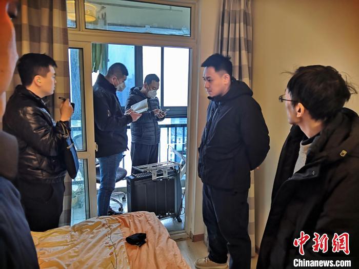 丹東市公安局民警抓捕犯罪嫌疑人，在其家中進行搜查?！〉|市公安局供圖