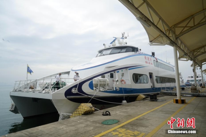 5月3日，“新捷安”輪載著157名乘客從廈門啟航前往金門，這是“新捷安”輪入列廈金航線后的首個(gè)航班。廈門海事局執(zhí)法人員對(duì)船舶進(jìn)行了全面的開(kāi)航前檢查，確保首航安全?！靶陆莅病陛喛傞L(zhǎng)43米、船寬10.5米、型深3.61米，載客量350人，是現(xiàn)有廈金客運(yùn)航線參營(yíng)客船中載客定額最大的雙體穿浪高速客船，用以替換原有的“捷安”輪。福建海事 供圖