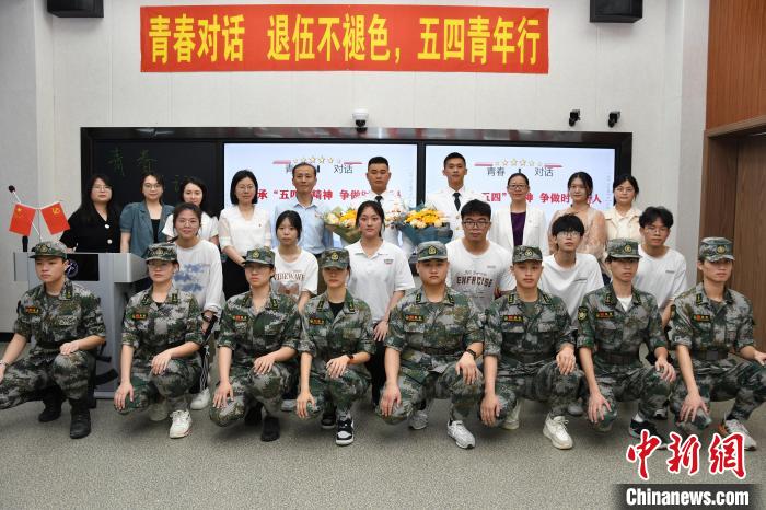 受邀功臣同師生代表合影?！≌闹菔型艘圮娙耸聞?wù)局供圖