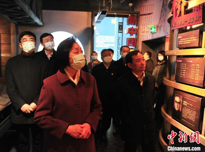 臺盟中央主席蘇輝近日率調(diào)研組赴吉林開展重點考察調(diào)研。圖為在長影舊址博物館考察吉林特色文化產(chǎn)業(yè)發(fā)展?！「啐埌?攝