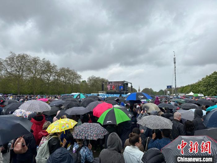 當(dāng)?shù)貢r(shí)間5月6日，英國(guó)國(guó)王查爾斯三世的加冕儀式舉行。民眾雨中觀看儀式?！W陽(yáng)開(kāi)宇 攝