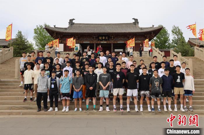 比賽結(jié)束后，兩岸學(xué)生參訪高平炎帝陵?！≈鬓k方供圖