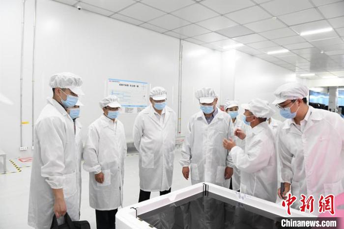 圖為蔡達(dá)峰一行在惠科電子(北海)科技產(chǎn)業(yè)園調(diào)研。　林浩 攝