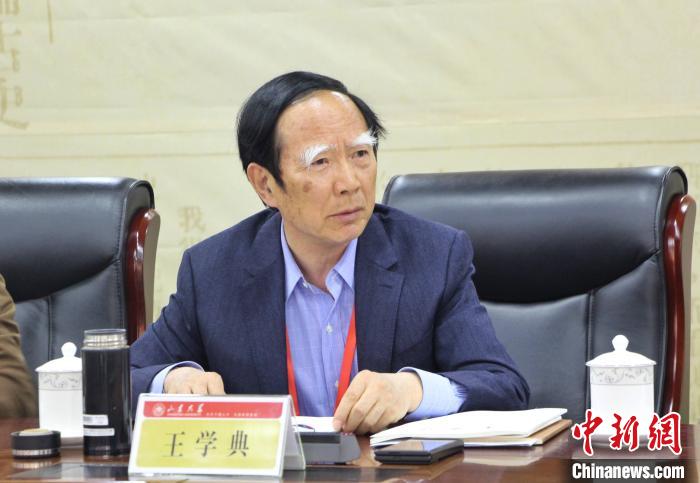 山東大學(xué)儒學(xué)高等研究院執(zhí)行院長(zhǎng)、《文史哲》雜志主編王學(xué)典主持首場(chǎng)主題發(fā)言。　趙曉 攝