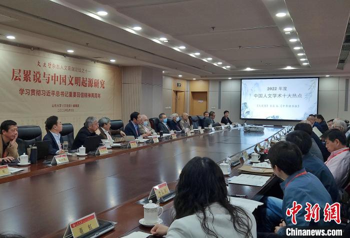 2022年度“中國(guó)人文學(xué)術(shù)十大熱點(diǎn)”在現(xiàn)場(chǎng)發(fā)布?！≮w曉 攝